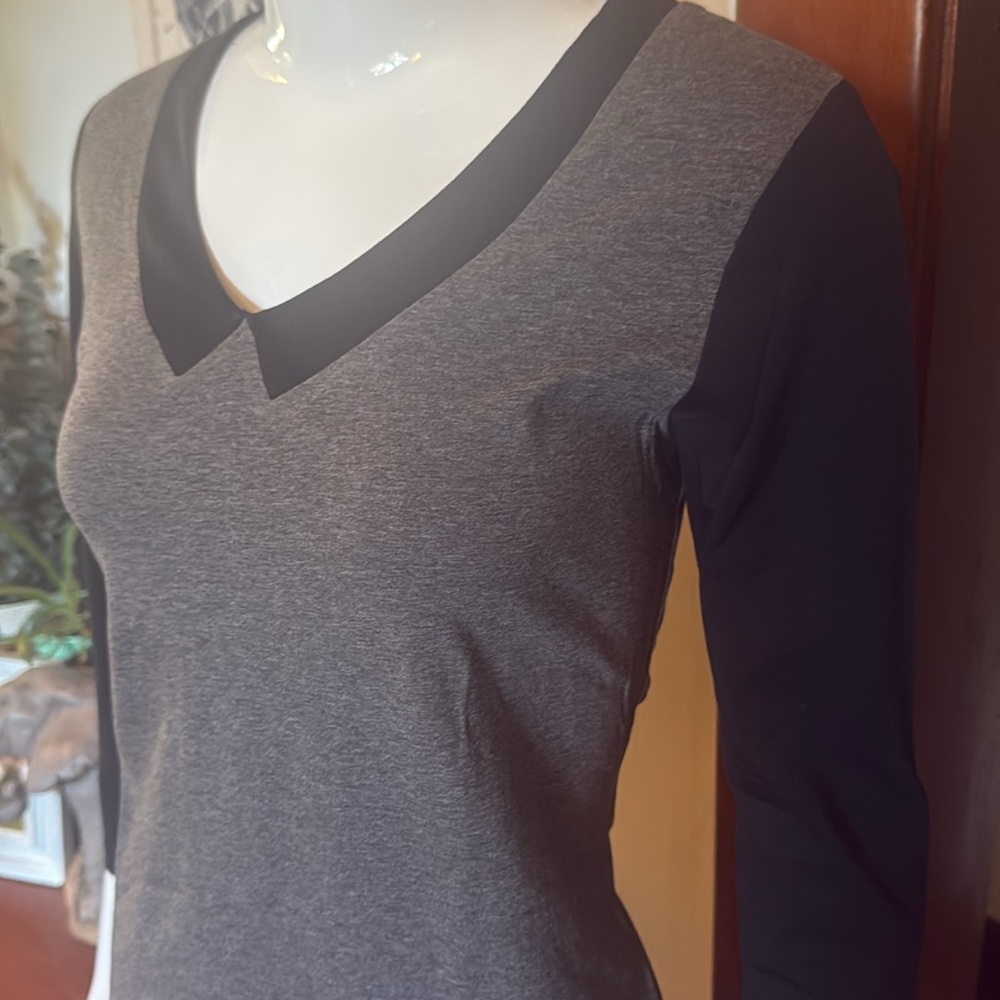 NWT northern reflections size small Women's Gray and Black V-Neck Top
